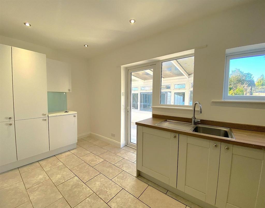 25 Hillcrest Ave - Kitchen1.jpg