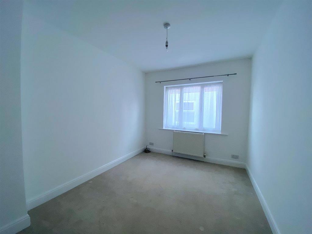 25 Hillcrest Ave - Bed1.jpg