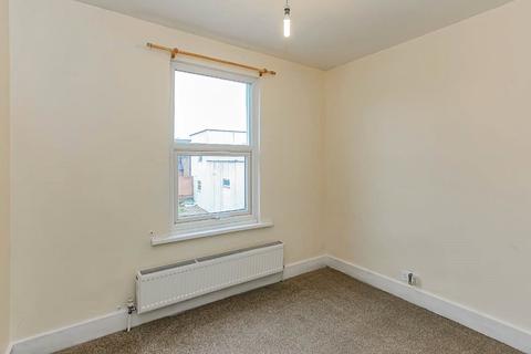 3 bedroom terraced house to rent, Vicarage Road, Hertfordshire WD18