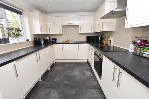 5 bedroom chalet for sale, Urmond Road, Canvey Island SS8