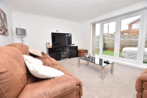 5 bedroom chalet for sale, Urmond Road, Canvey Island SS8