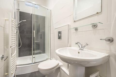 1 bedroom flat to rent, High Street, Hampton TW12