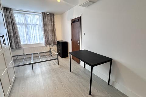 Studio to rent, Byron Avenue, London NW9