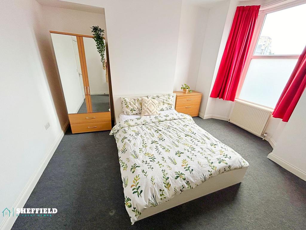 Bright, tidy double bedroom with a comfortable ...