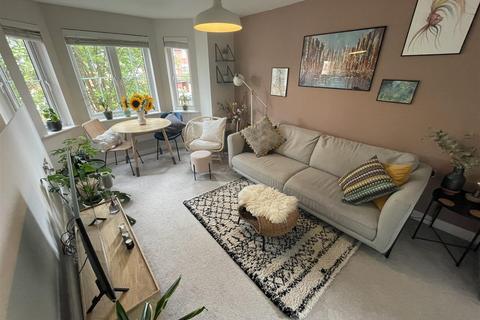 2 bedroom flat to rent, Chelsfield Grove, Manchester