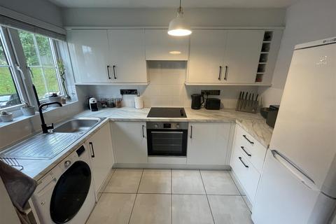 2 bedroom flat to rent, Chelsfield Grove, Manchester