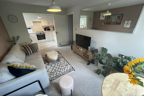 2 bedroom flat to rent, Chelsfield Grove, Manchester