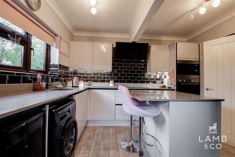 2 bedroom detached bungalow for sale, Southcliff Park, Clacton-On-Sea CO15