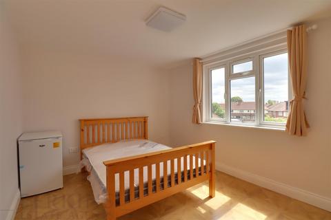 1 bedroom in a house share to rent, Northolt, UB5