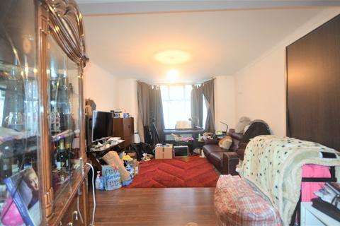 3 bedroom terraced house to rent, Netherfield Gardens, IG11 9TN