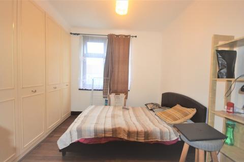 3 bedroom terraced house to rent, Netherfield Gardens, IG11 9TN