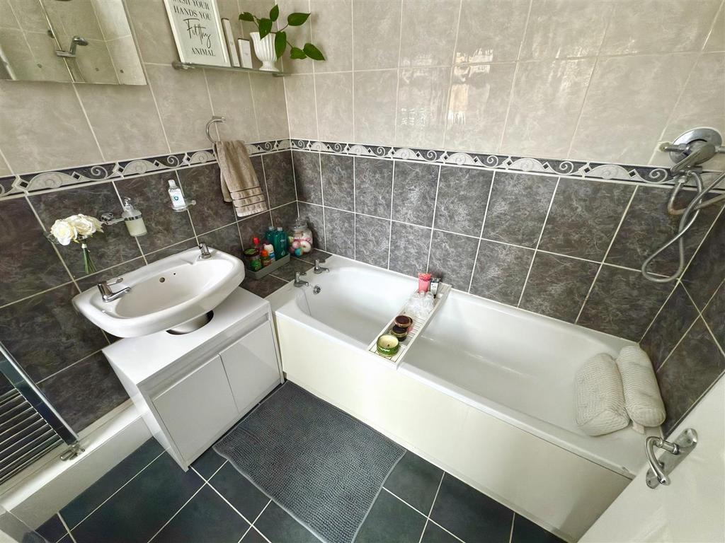 BATHROOM GROUND FLOOR.jpg