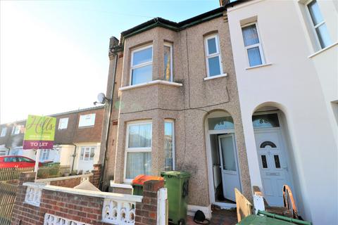 4 bedroom terraced house to rent, Third Avenue, London E12