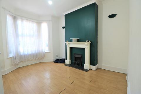 4 bedroom terraced house to rent, Third Avenue, London E12