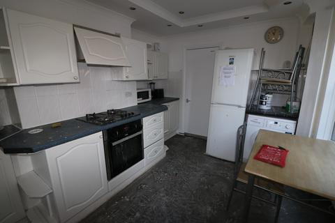 4 bedroom terraced house to rent, Third Avenue, London E12