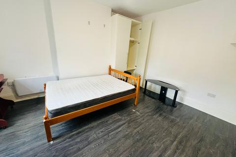 Studio to rent, 8 Kenton Road, Harrow HA1
