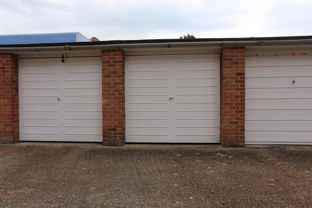 5 Glynde Hse GARAGE (1).JPG