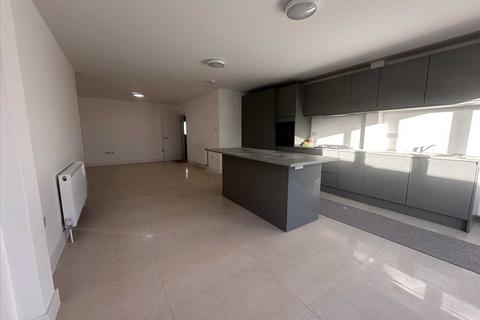 5 bedroom end of terrace house to rent, Denecroft Crescent, Hillingdon