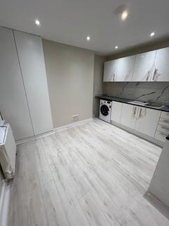 3 bedroom flat to rent, Melfort Road, Thornton Heath, CR7