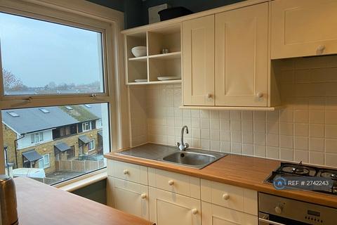 2 bedroom flat to rent, Limes Grove, London, SE13
