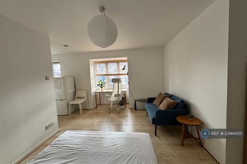 Studio to rent, Gaugin Court, London, SE16