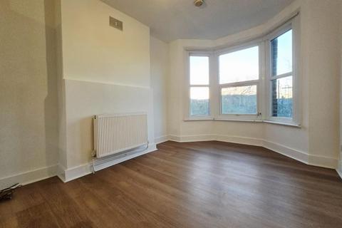 2 bedroom flat to rent, Croyland Road, London N9