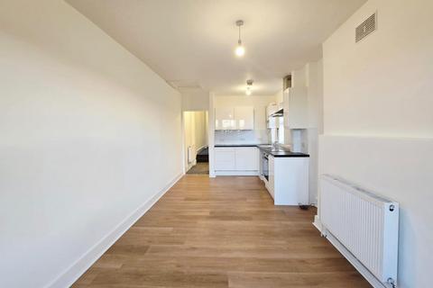 2 bedroom flat to rent, Croyland Road, London N9