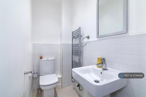 3 bedroom semi-detached house to rent, Bond Close, Welling, DA16
