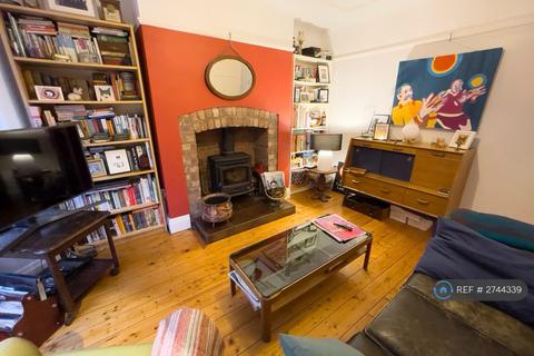 3 bedroom semi-detached house to rent, Russell Road, Manchester, M16