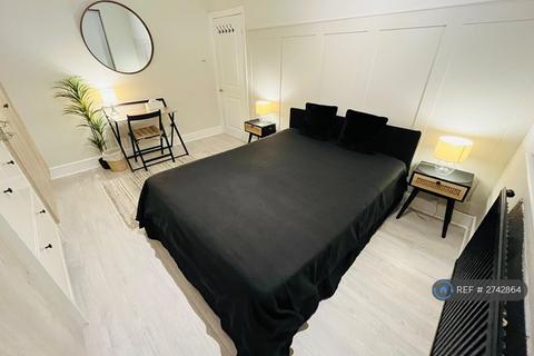 1 bedroom in a house share to rent, Cedars Road, Morden, SM4