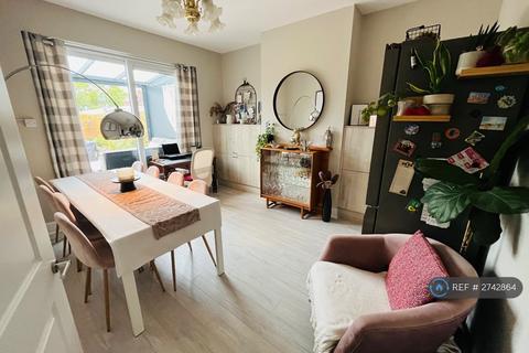 1 bedroom in a house share to rent, Cedars Road, Morden, SM4