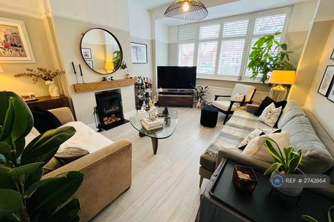 1 bedroom in a house share to rent, Cedars Road, Morden, SM4