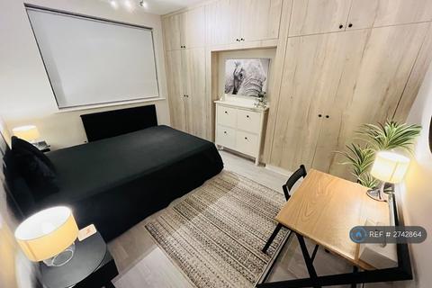 1 bedroom in a house share to rent, Cedars Road, Morden, SM4