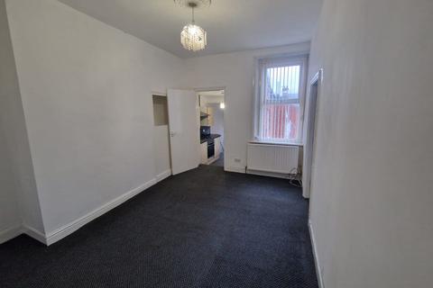 3 bedroom flat to rent, Windsor Avenue, Gateshead NE8