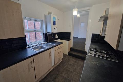 3 bedroom flat to rent, Windsor Avenue, Gateshead NE8