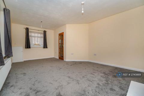 3 bedroom end of terrace house to rent, Castle Avenue, West Drayton, UB7