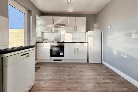 3 bedroom terraced house to rent, Luckwell Road, Bristol BS3