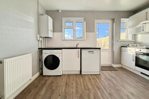 3 bedroom terraced house to rent, Luckwell Road, Bristol BS3