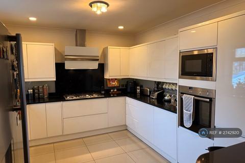 1 bedroom in a house share to rent, Whitton Road, Hounslow, TW3