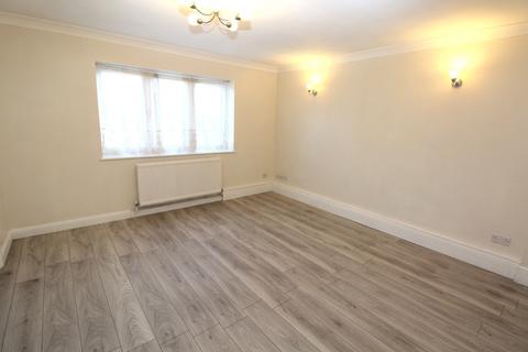 3 bedroom semi-detached house to rent, Ullswater Way, RM12