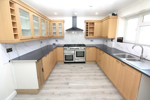 3 bedroom semi-detached house to rent, Ullswater Way, RM12