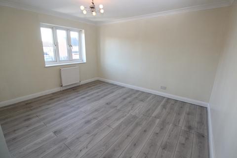 3 bedroom semi-detached house to rent, Ullswater Way, RM12
