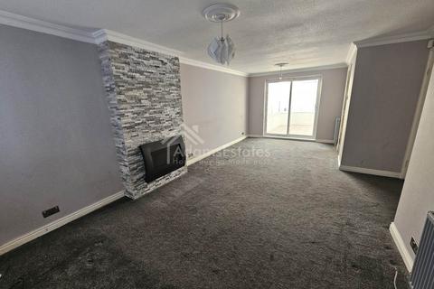 3 bedroom detached house to rent, Tyndale Walk, Batley