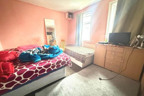 3 bedroom terraced house to rent, Spencer Street, Southall