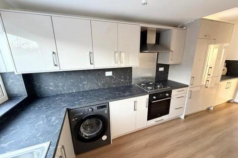 3 bedroom semi-detached house to rent, Godfrey Road, Halifax