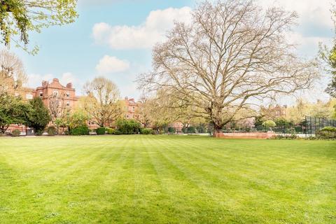 3 bedroom flat for sale, Queen's Club Gardens, London W14