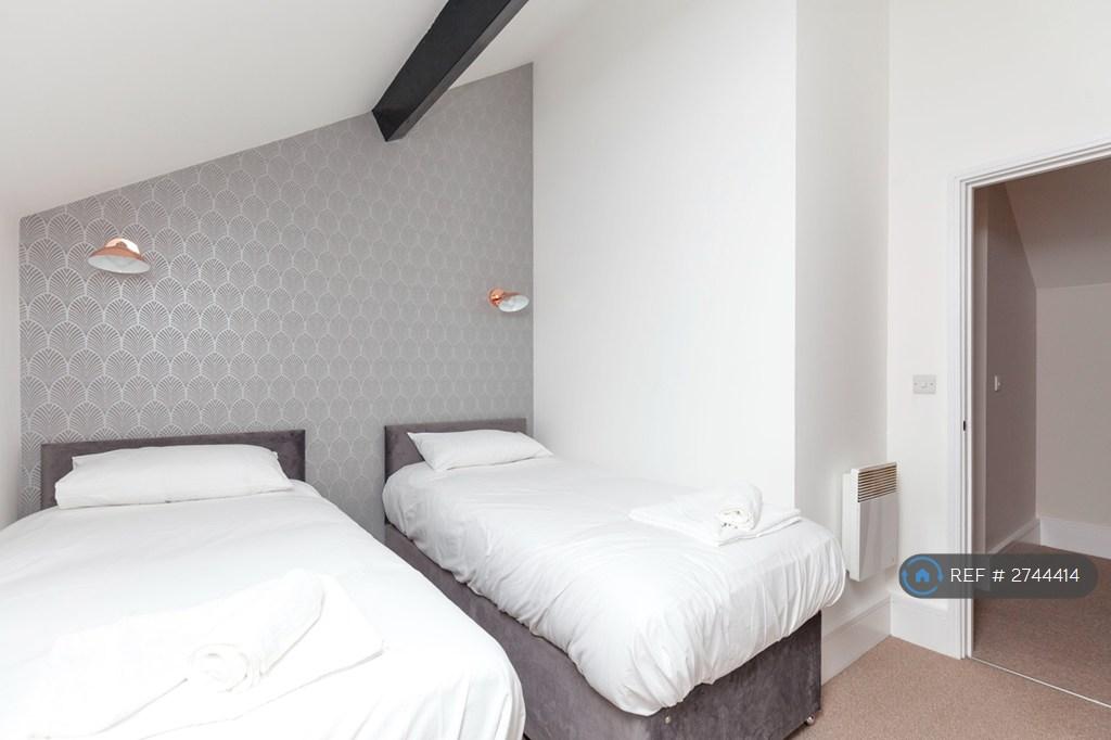 Master Bedroom - Single Bed Configuration