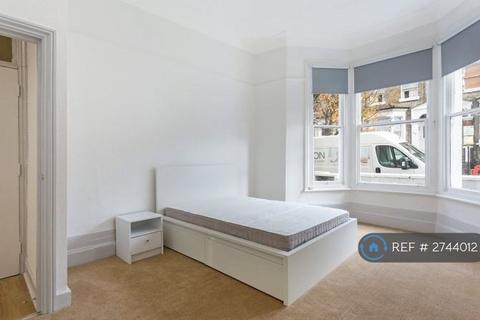 3 bedroom flat to rent, Taybridge Road, London, SW11