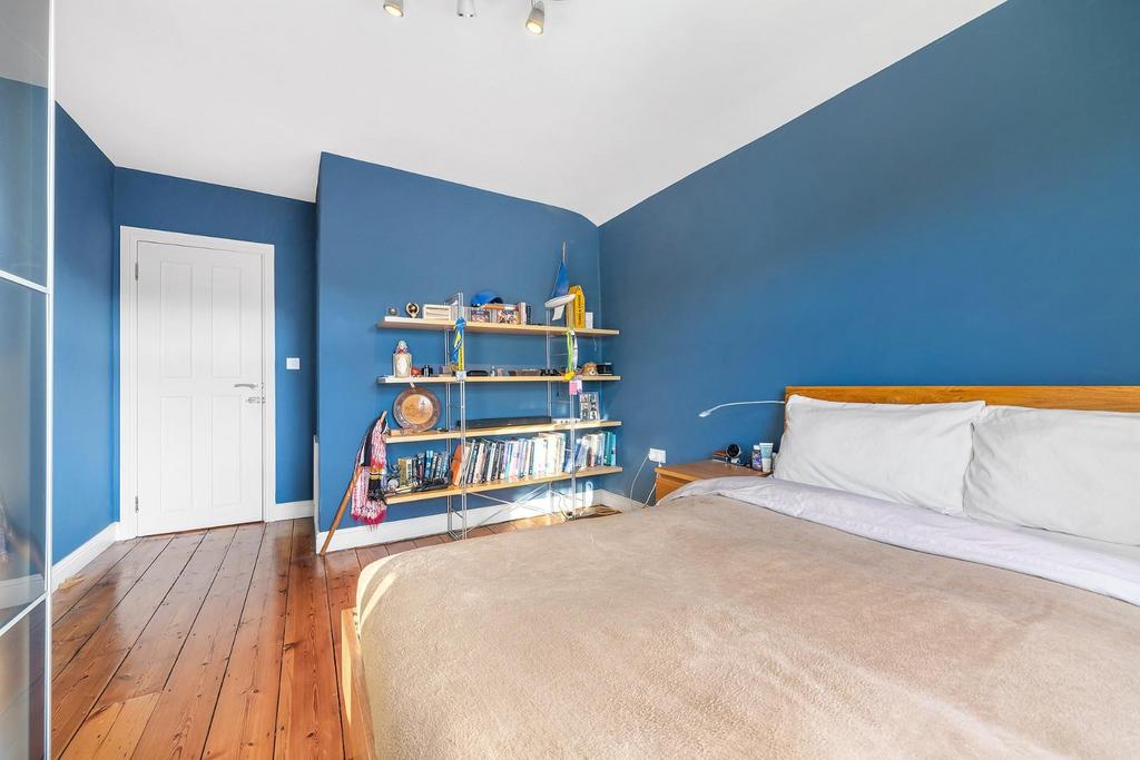 Bedroom 1 (2).JPG