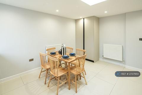 6 bedroom flat to rent, Hook Road, Epsom, KT19